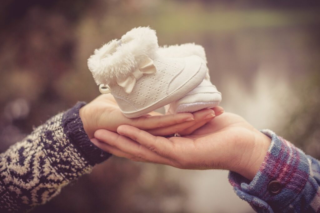Kinderschuhe als Symbol für Kleinkindkurse und Kinderzeit